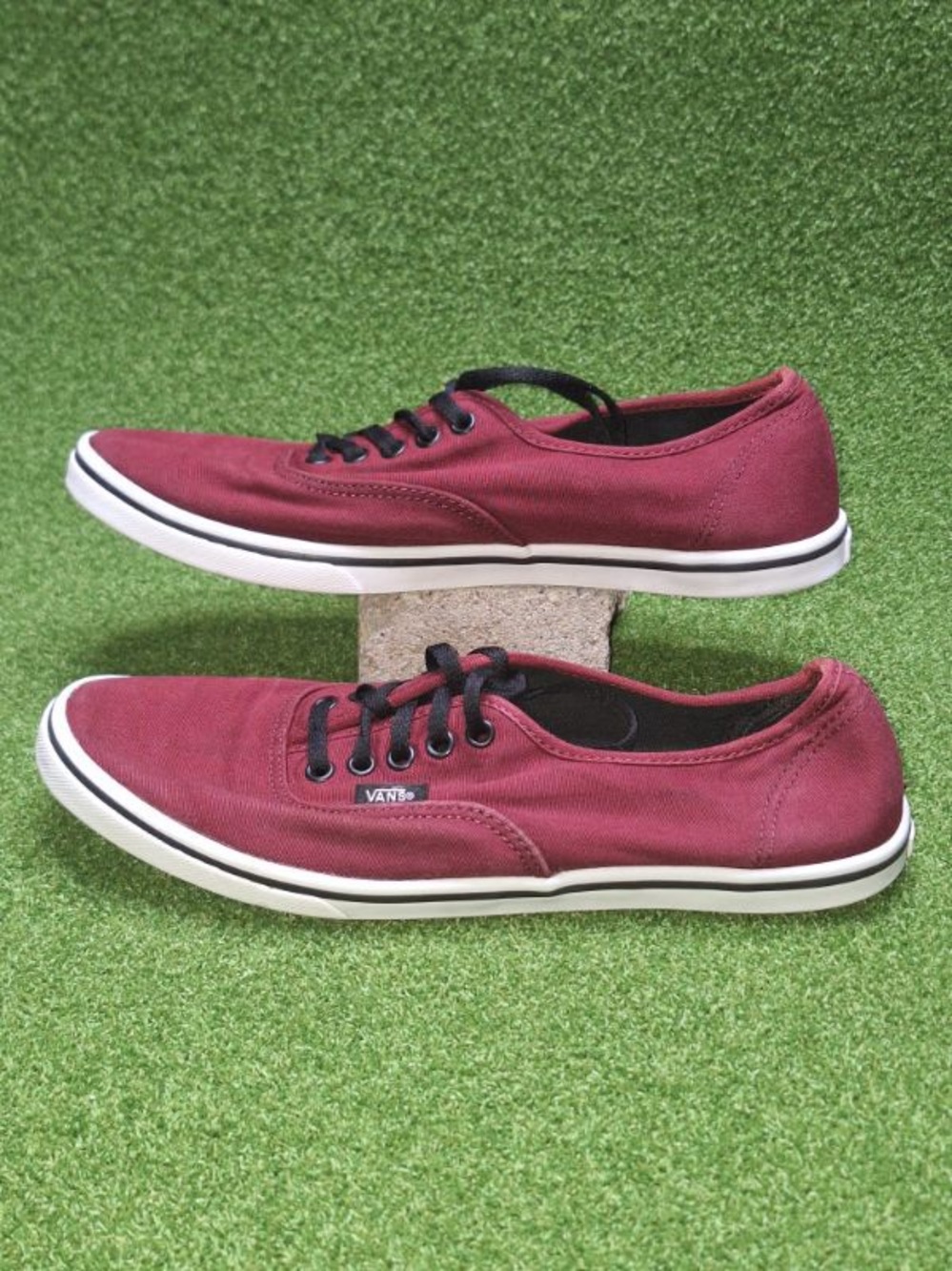 Vans Low-Top Sneakers in Black and Burgundy